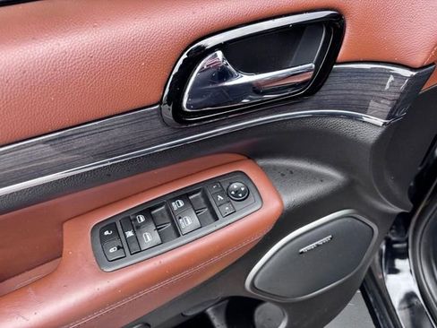 Used 2020 Jeep Grand Cherokee Overland AWD/4WD image 14