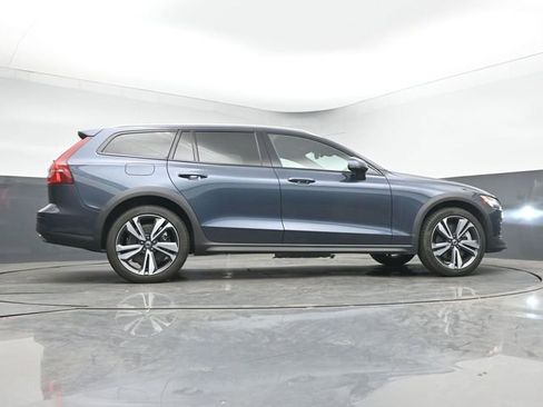 Used 2025 Volvo V60 B5 Cross Country Plus AWD/4WD image 17