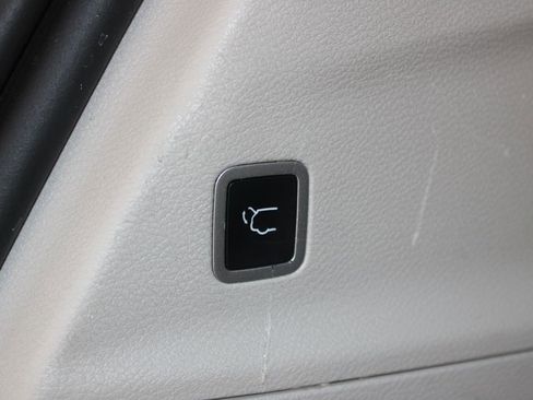 Used 2023 Chrysler Pacifica Limited FWD image 19