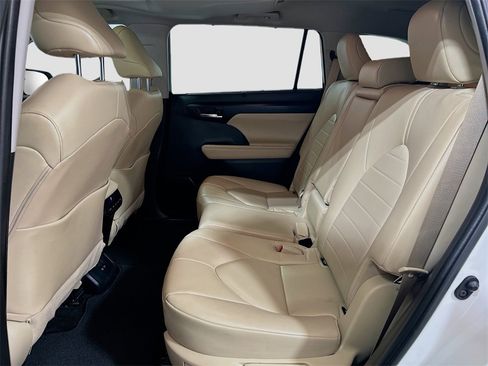 Used 2023 Toyota Highlander XLE image 22