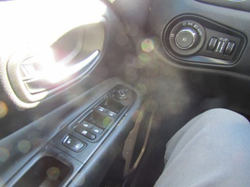 Used 2016 Jeep Renegade 75th Anniversary image 17