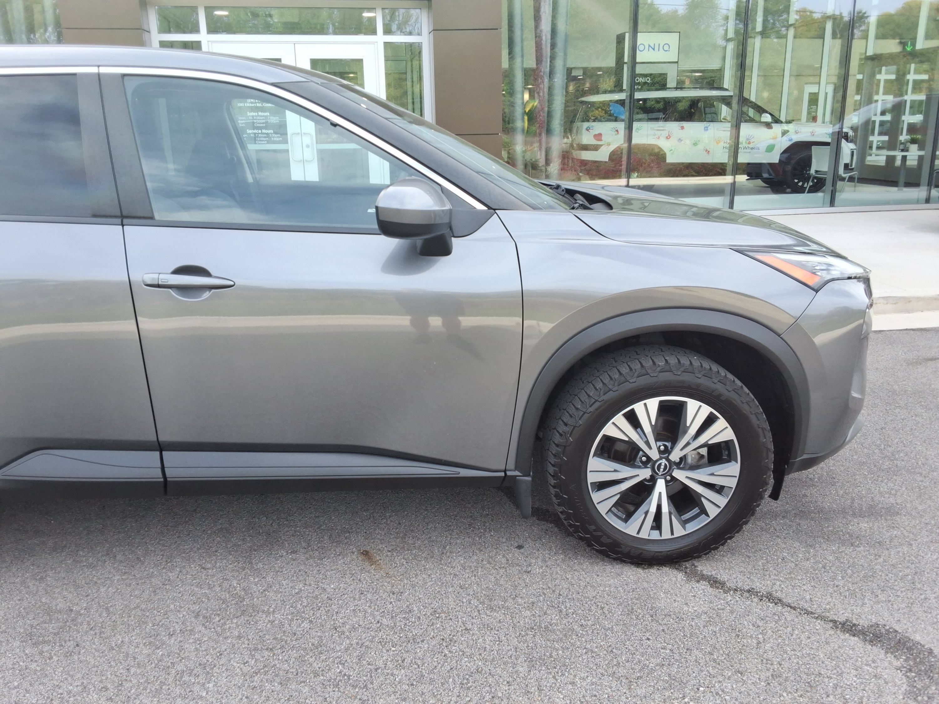Used 2023 Nissan Rogue SV AWD/4WD image 16