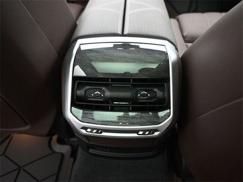 New 2026 BMW 750e xDrive w/ Premium Package image 27