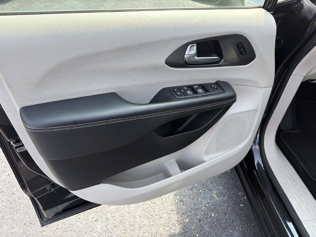 Used 2023 Chrysler Pacifica Touring-L FWD image 18
