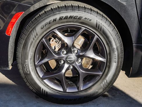 Used 2019 Chrysler Pacifica Touring-L w/ S Appearance Package image 11