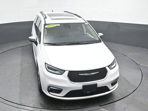 Used 2023 Chrysler Pacifica Limited image 37