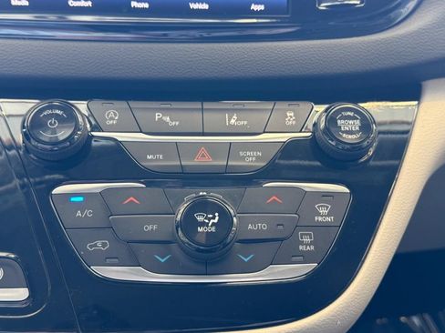 Used 2023 Chrysler Pacifica Touring-L FWD image 14