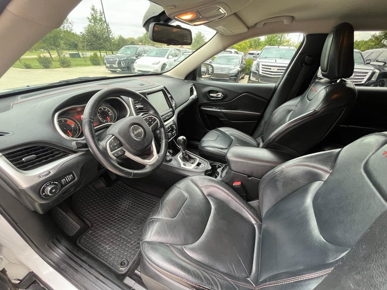 Used 2016 Jeep Cherokee Trailhawk w/ Leather Interior Group AWD/4WD image 9