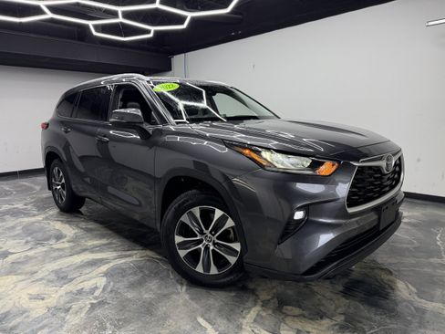 Used 2022 Toyota Highlander XLE AWD/4WD image 6