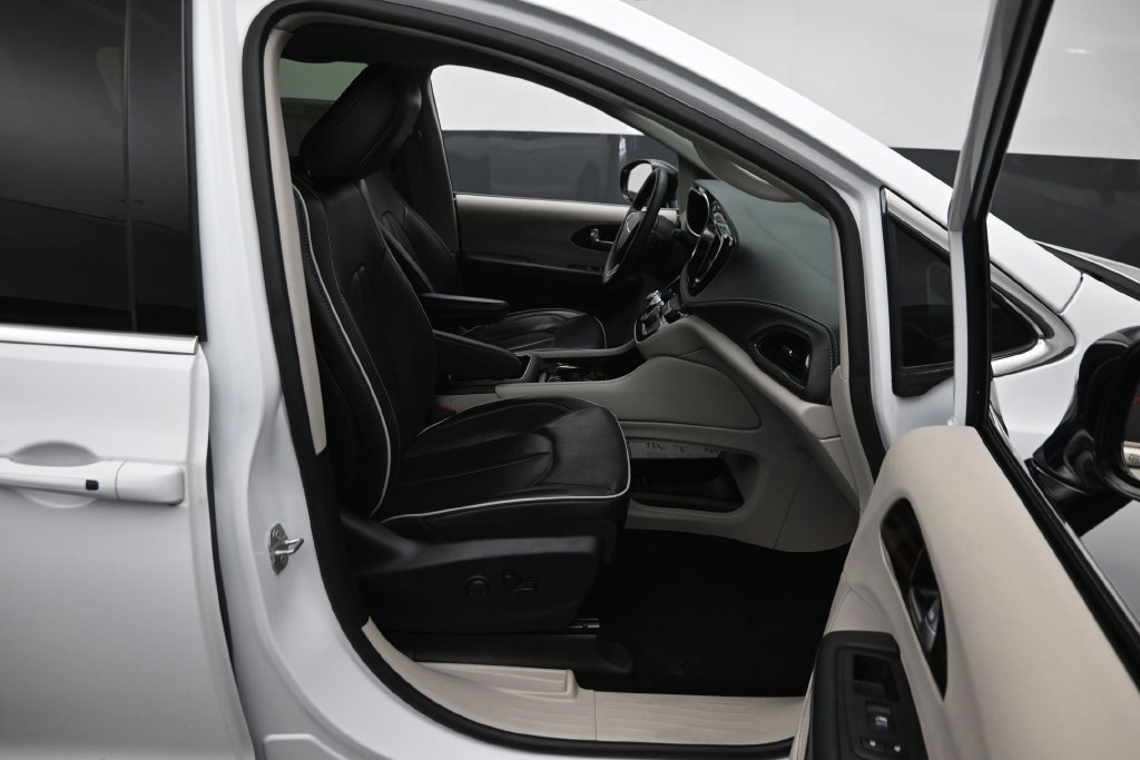 Used 2024 Chrysler Pacifica Limited FWD image 9