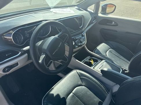 Used 2023 Chrysler Pacifica Limited FWD image 8