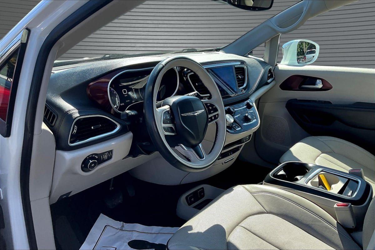 Used 2017 Chrysler Pacifica Limited w/ UConnect Theater Package FWD image 16