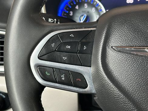 Used 2023 Chrysler Pacifica Touring-L FWD image 31