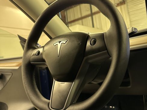 Used 2023 Tesla Model Y Performance image 10