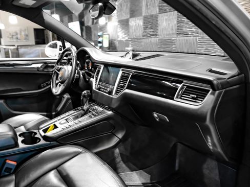 Used 2018 Porsche Macan S image 12