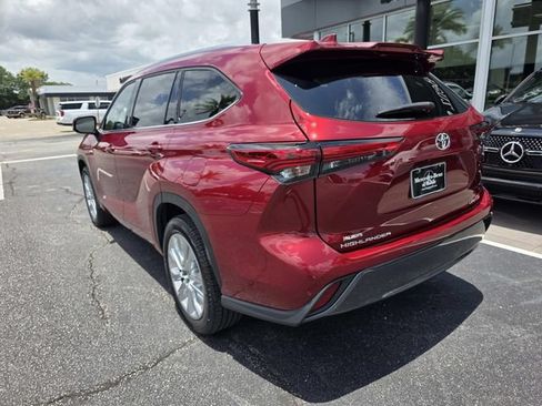 Used 2023 Toyota Highlander Limited FWD image 9