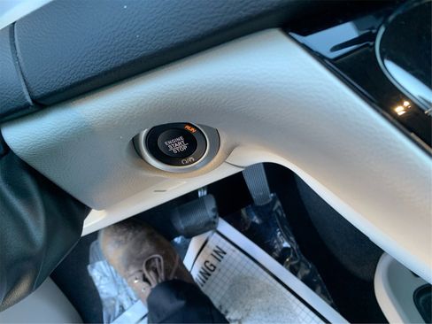 Used 2024 Chrysler Pacifica Touring-L image 27