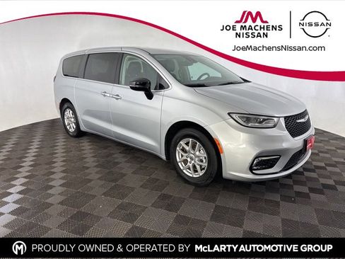 Used 2024 Chrysler Pacifica Touring-L image 1