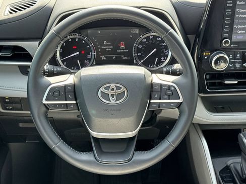 Used 2022 Toyota Highlander XLE FWD image 24