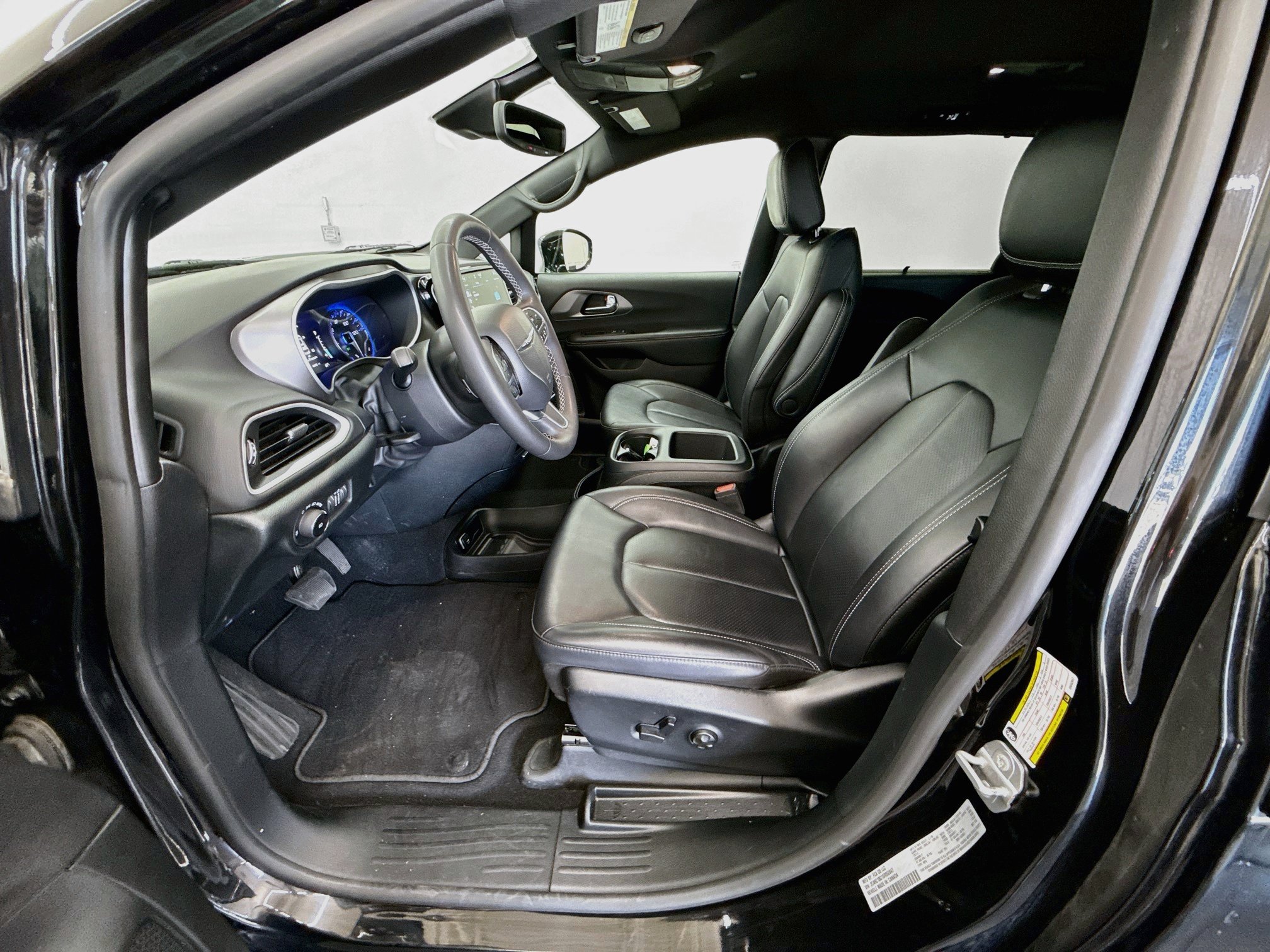 Used 2025 Chrysler Pacifica Select FWD image 13
