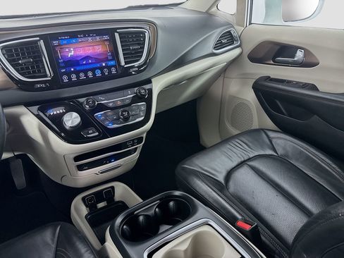 Used 2017 Chrysler Pacifica Touring-L Plus FWD image 23