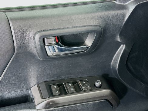 Used 2016 Toyota Tacoma TRD Off-Road image 15