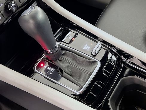 Used 2024 Jeep Compass Limited image 17