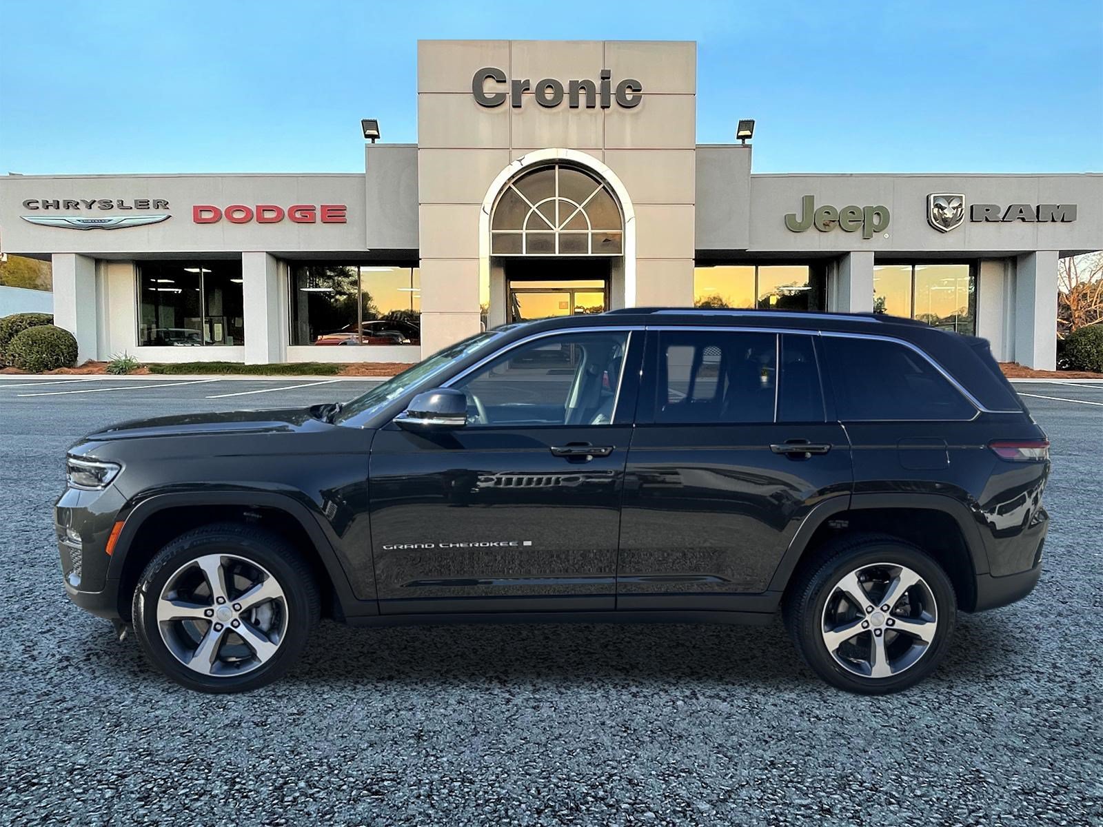Used 2023 Jeep Grand Cherokee Limited AWD/4WD image 6