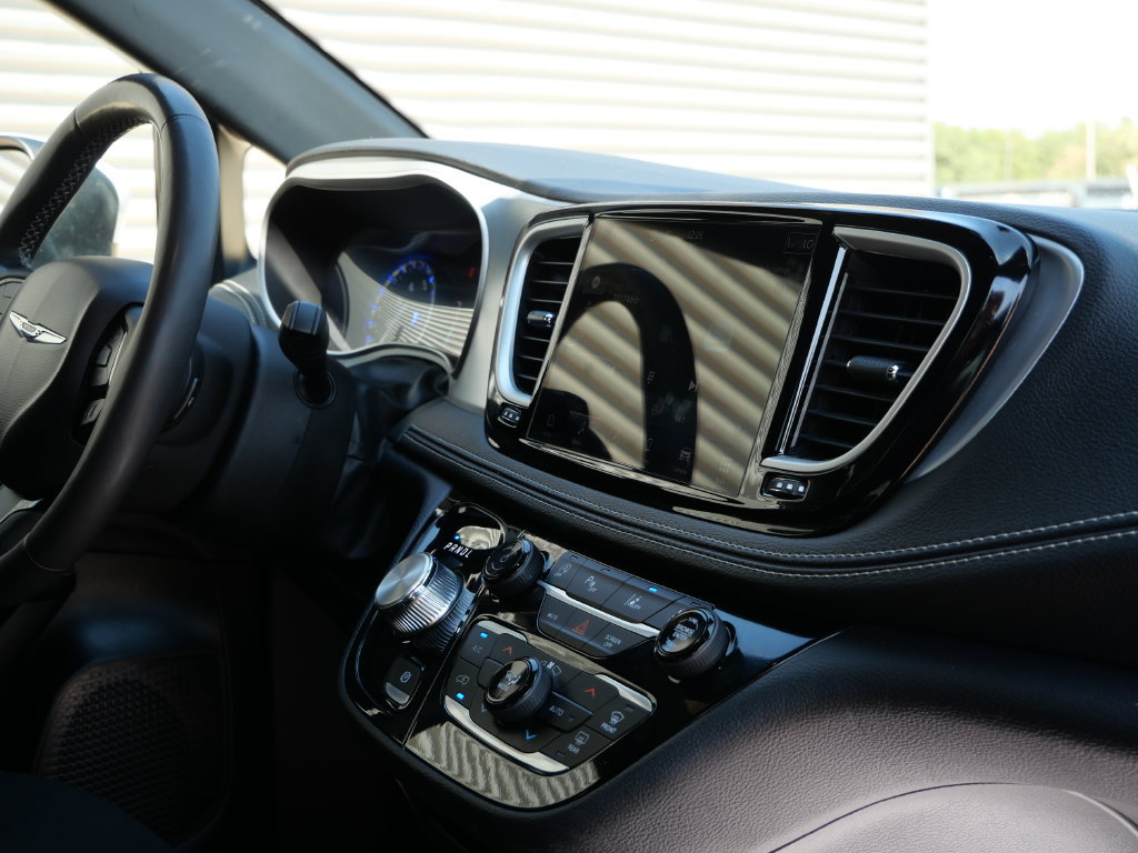 Used 2023 Chrysler Pacifica Touring FWD image 19