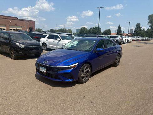 Used 2026 Hyundai Elantra Limited FWD image 4
