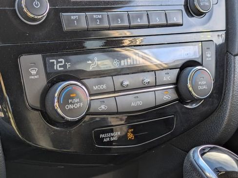 Used 2017 Nissan Rogue SV image 19