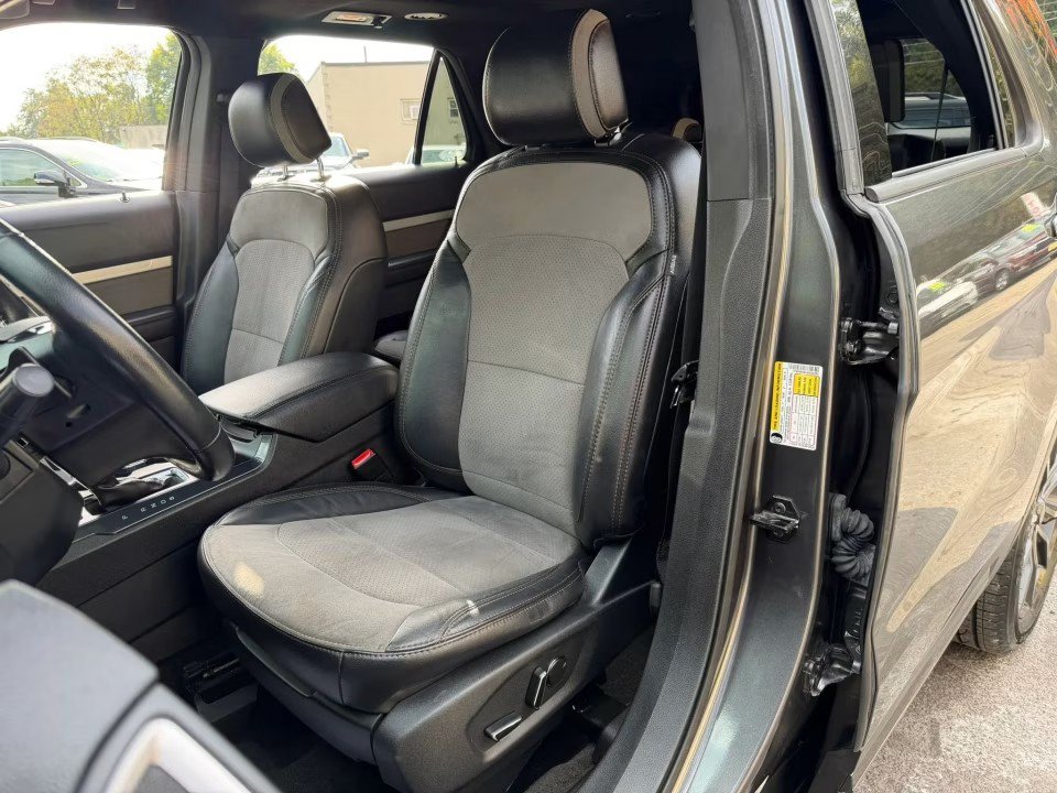 Used 2017 Ford Explorer XLT w/ Equipment Group 202A AWD/4WD image 15