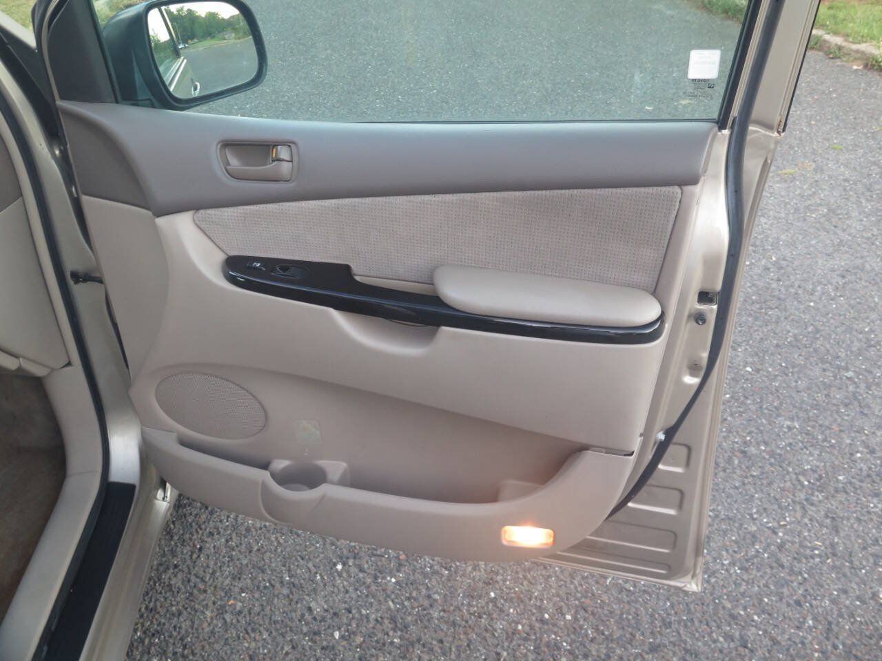 Used 2005 Toyota Sienna LE w/ LE Pkg 6 FWD image 17
