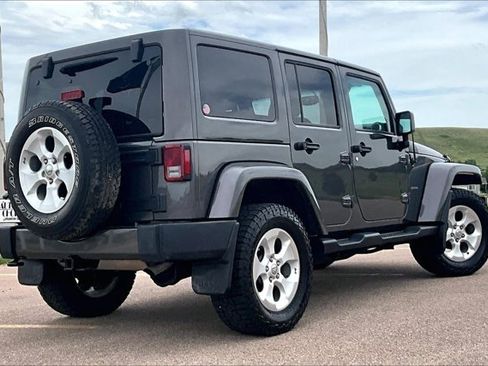 Used 2018 Jeep Wrangler Unlimited Sahara w/ Max Tow Package AWD/4WD image 5