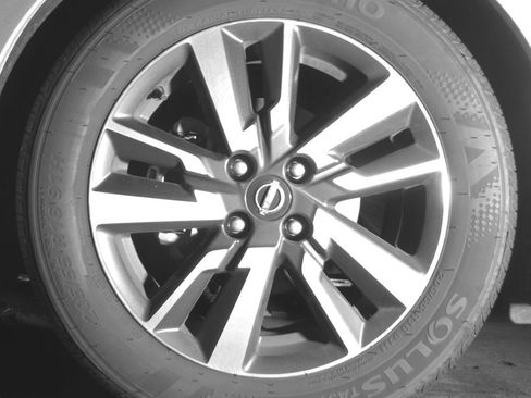 Used 2025 Nissan Versa SV FWD image 12