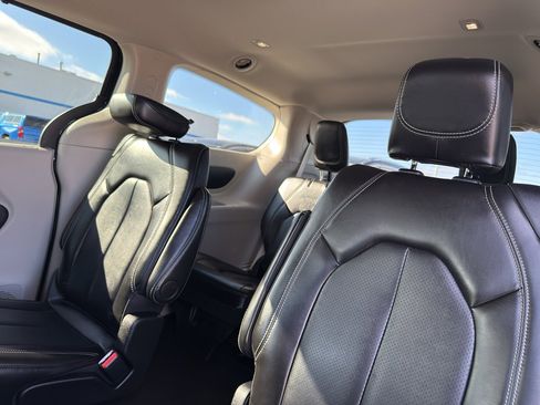 Used 2024 Chrysler Pacifica Touring-L image 31