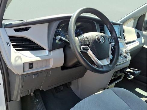 Used 2020 Toyota Sienna L FWD image 13