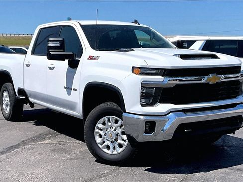 Used 2024 Chevrolet Silverado 2500 LT AWD/4WD image 11