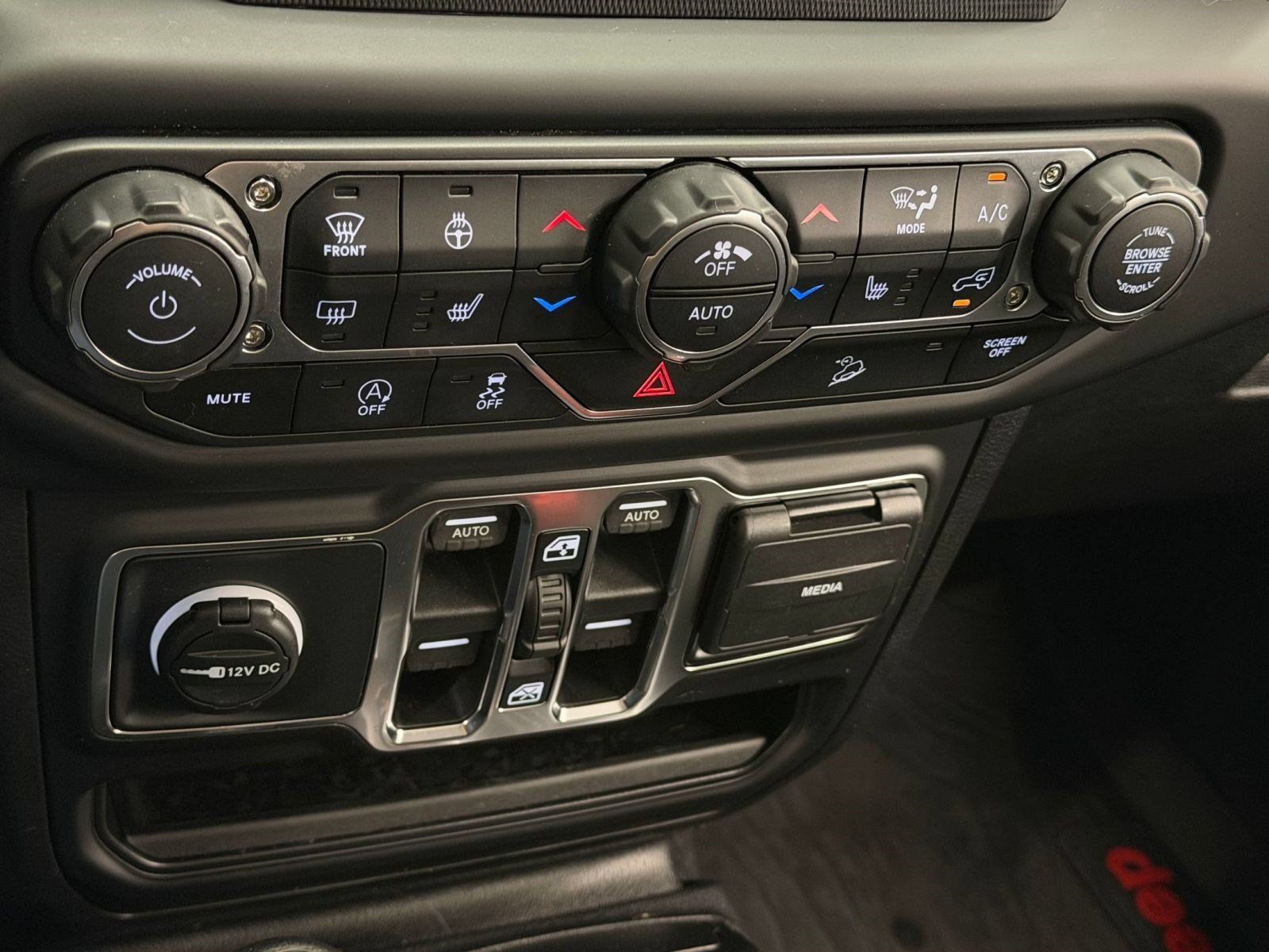 Used 2019 Jeep Wrangler Unlimited Sahara w/ Cold Weather Group AWD/4WD image 18