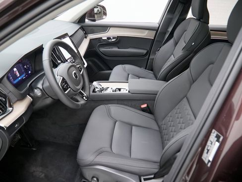 Used 2025 Volvo XC90 B6 Core w/ Protection Package image 17