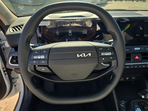 New 2025 Kia K4 LXS image 31
