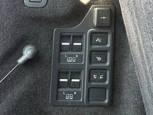 Used 2024 Land Rover Discovery Dynamic SE image 40