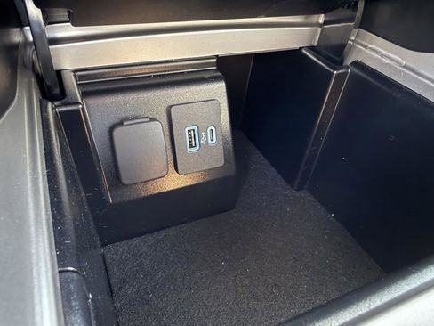 Used 2022 Ford Explorer XLT w/ Equipment Group 202A image 25