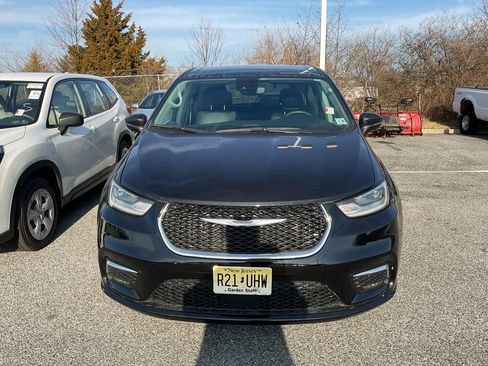 Used 2024 Chrysler Pacifica Touring-L image 3