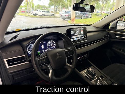 Used 2023 Mitsubishi Outlander SE AWD/4WD image 6