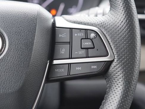 Used 2023 Toyota Sienna Limited image 21