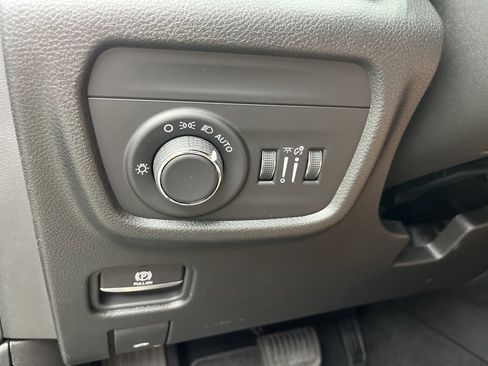 New 2025 Jeep Grand Cherokee Altitude image 11