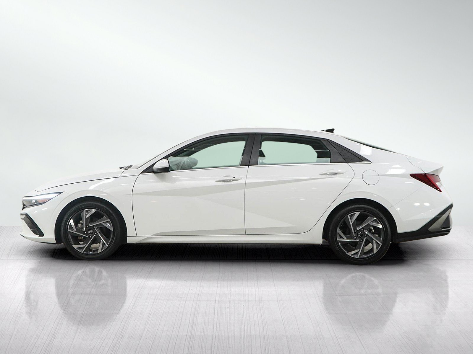 Used 2025 Hyundai Elantra SEL FWD image 2