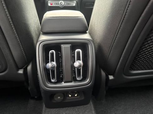 Used 2025 Volvo XC40 B5 Plus AWD/4WD image 17