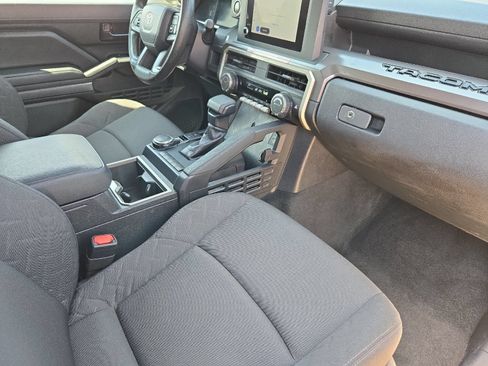 Certified 2025 Toyota Tacoma SR5 AWD/4WD image 14